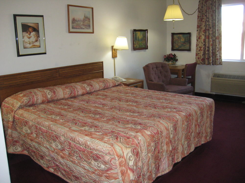 Lake Tree Inn & Suites Marion Exterior photo